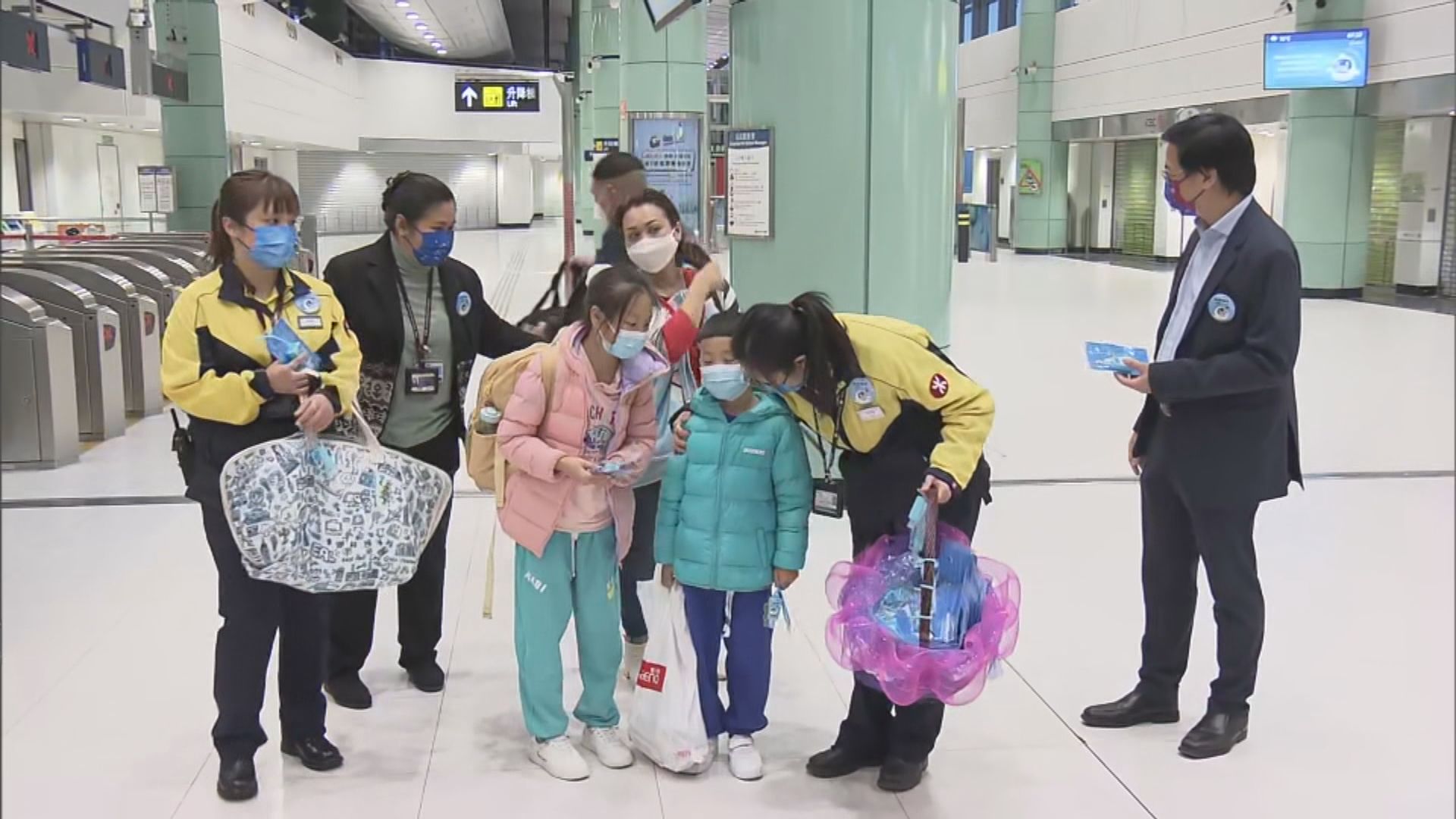 落馬洲站內地旅客陸續抵港　過關大致暢順