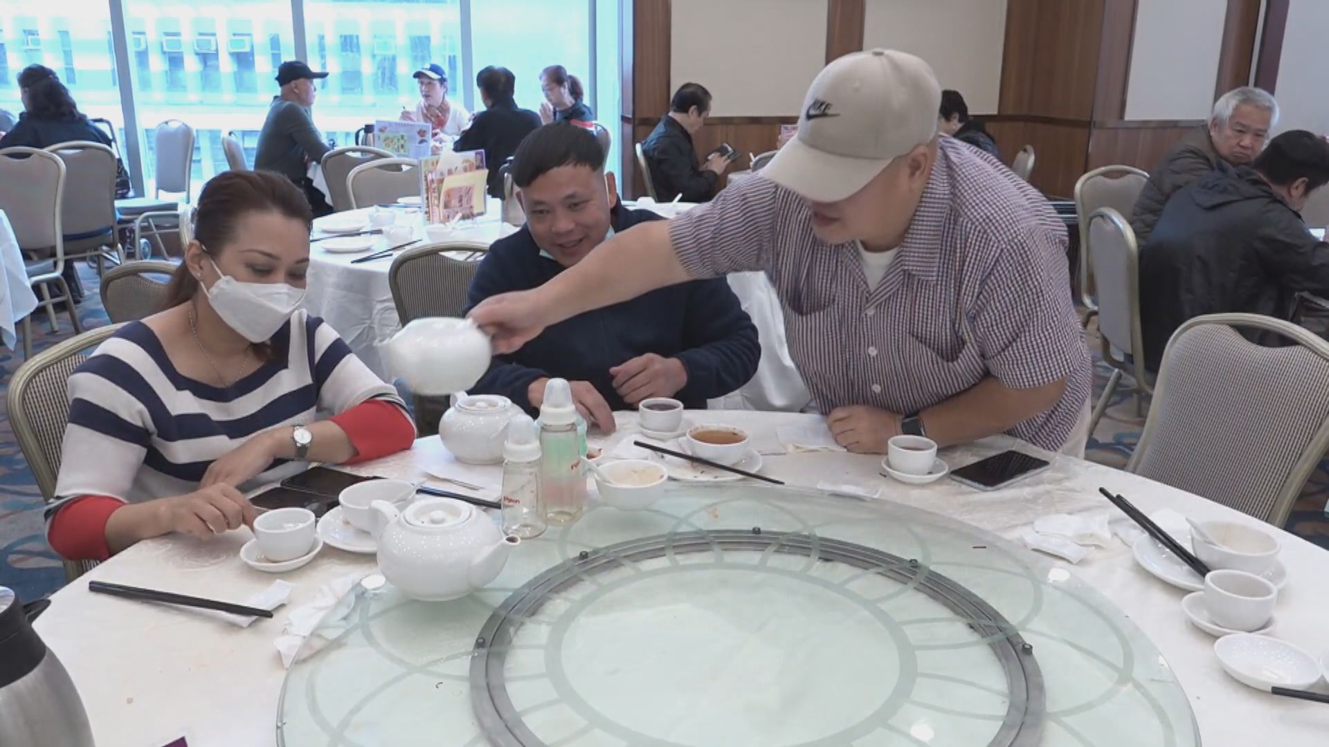 內地旅客首日通關來港　體驗港式生活