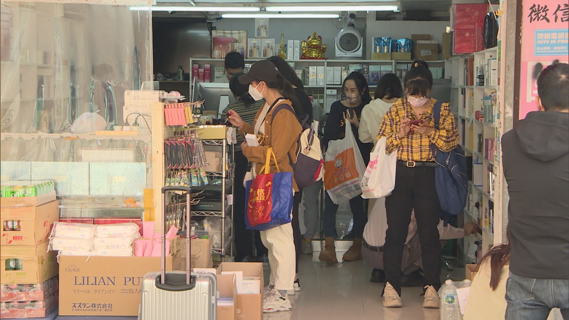 全面通關首周末　尖沙咀金舖名店外人龍重現