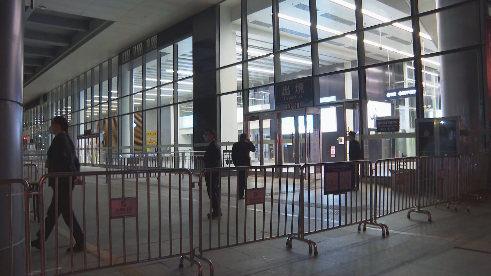 通關首日　有市民一早過關冀與家人團聚