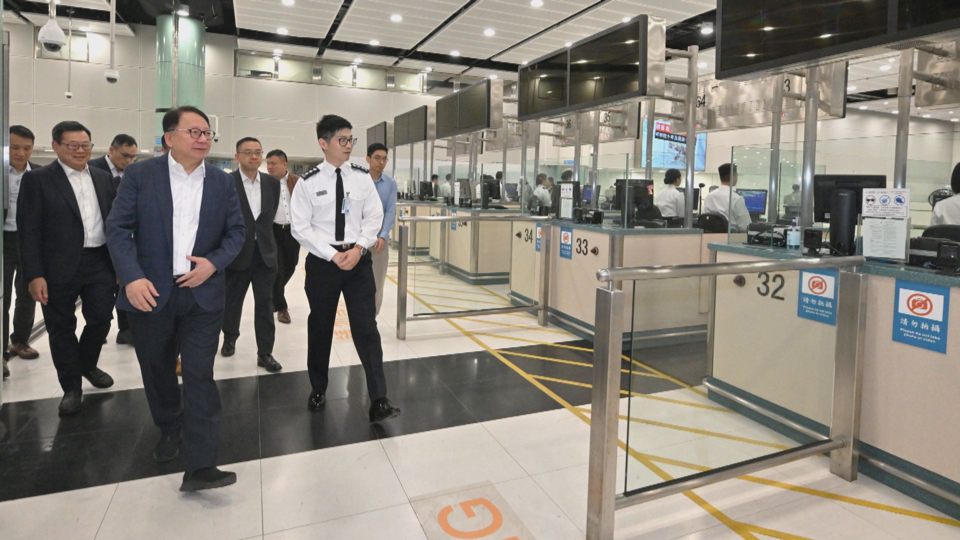 陳國基年初一視察落馬洲支線管制站運作　加開檢查櫃枱疏導人流車流