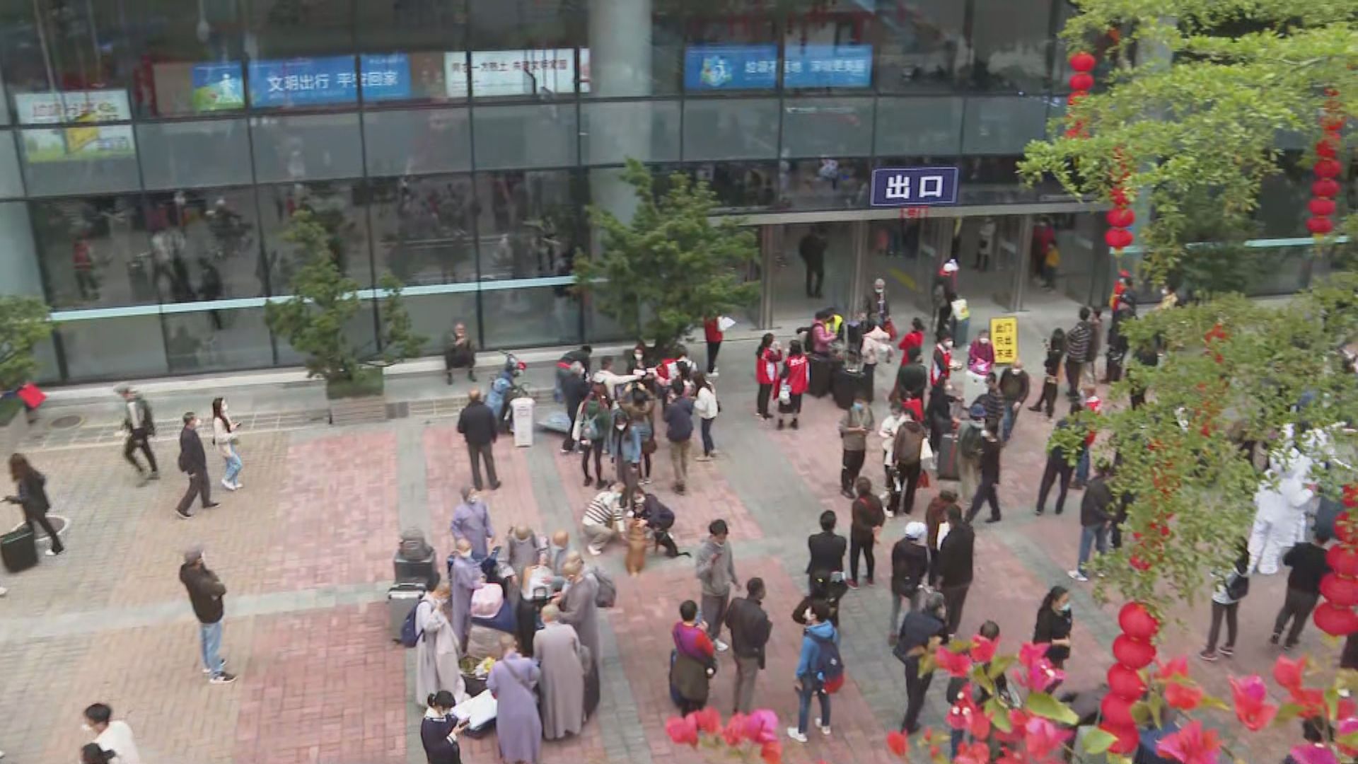 通關首日　有市民一早過關冀與家人團聚