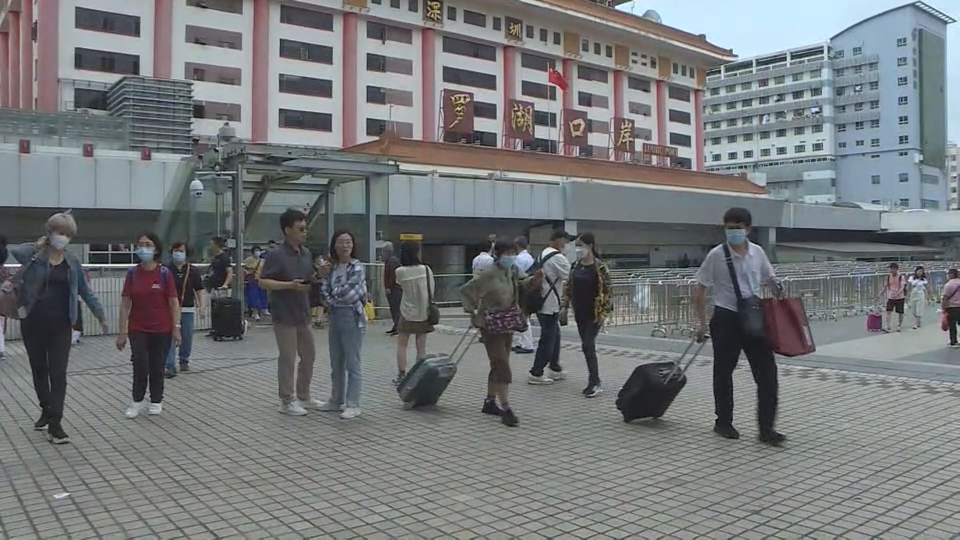 五一假期尾聲羅湖有北上港人提早回港 