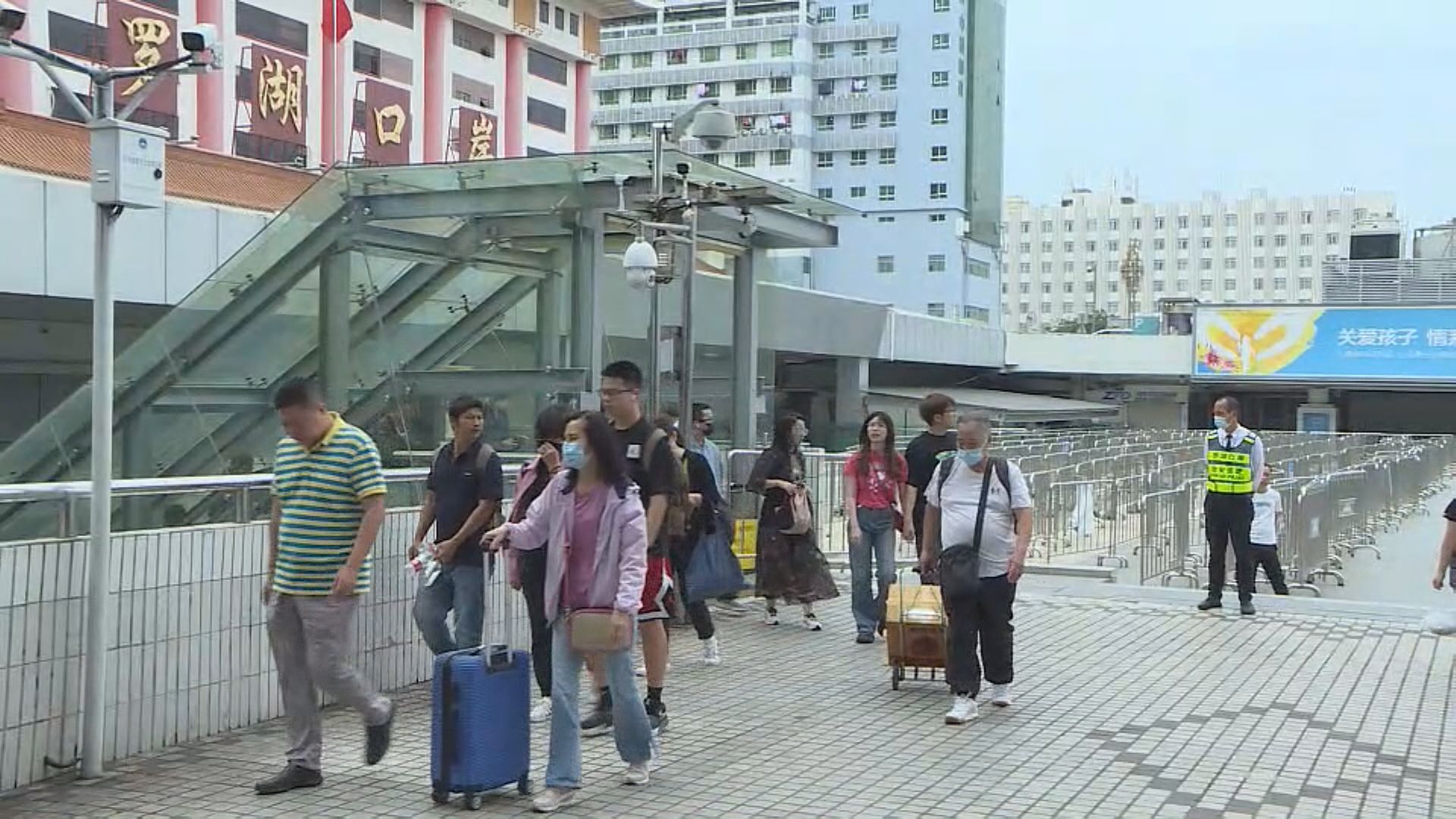 五一假期尾聲羅湖有北上港人提早回港 