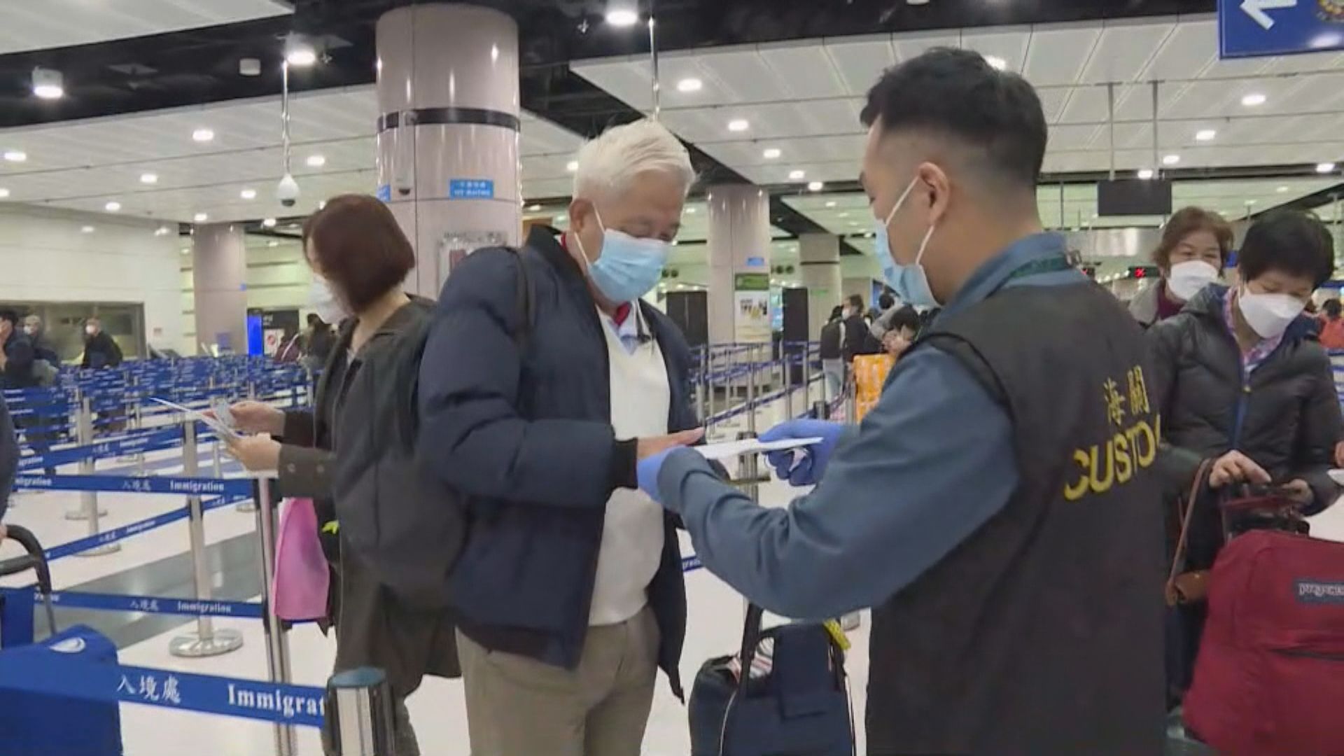 有長者通關首日到深圳　與孫兒久別重逢