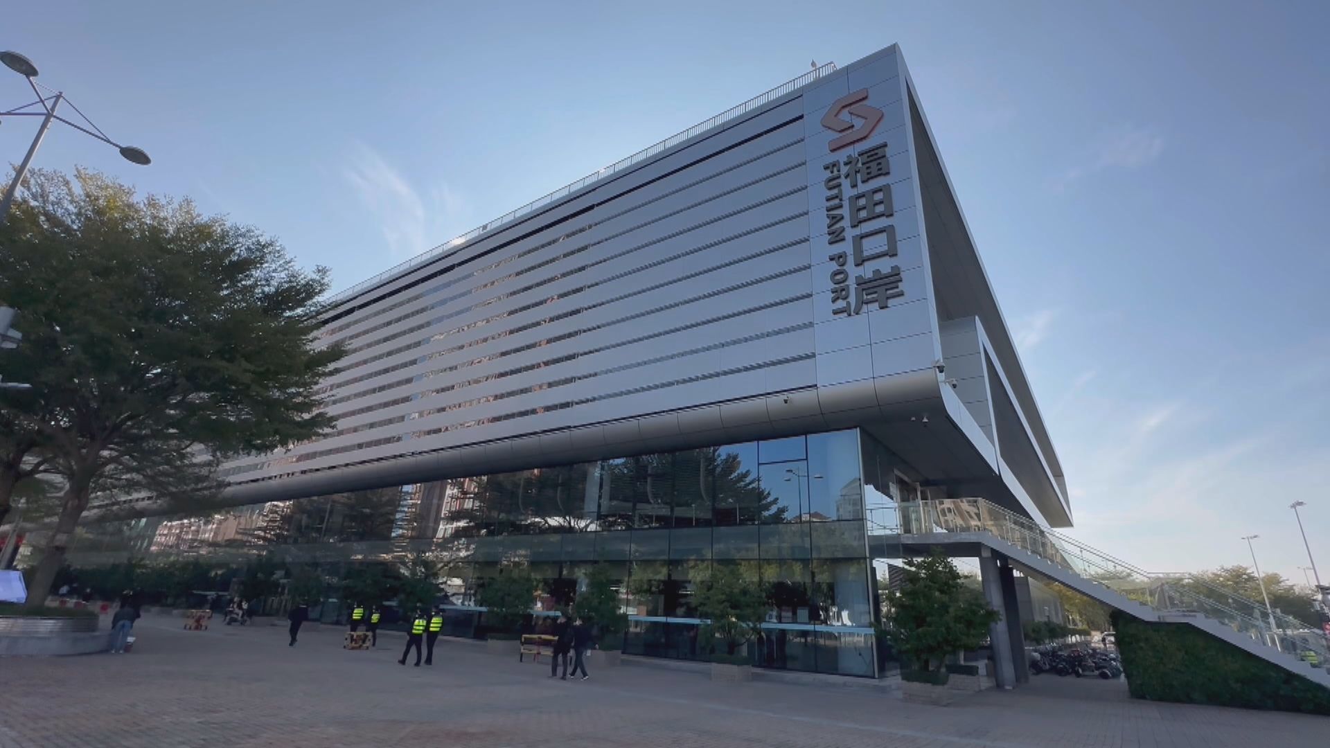 大批工作人員於深圳福田口岸為通關準備