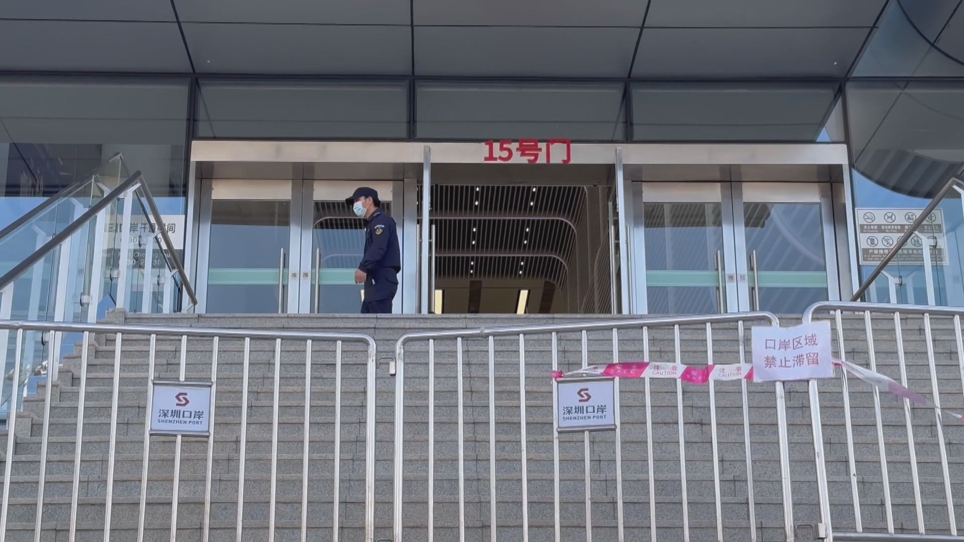 深圳福田口岸人員為通關作最後準備　商舖冀生意改善