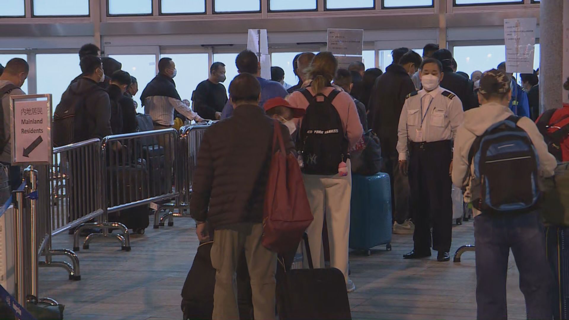 深圳灣口岸開關前有過百名市民排隊等過關