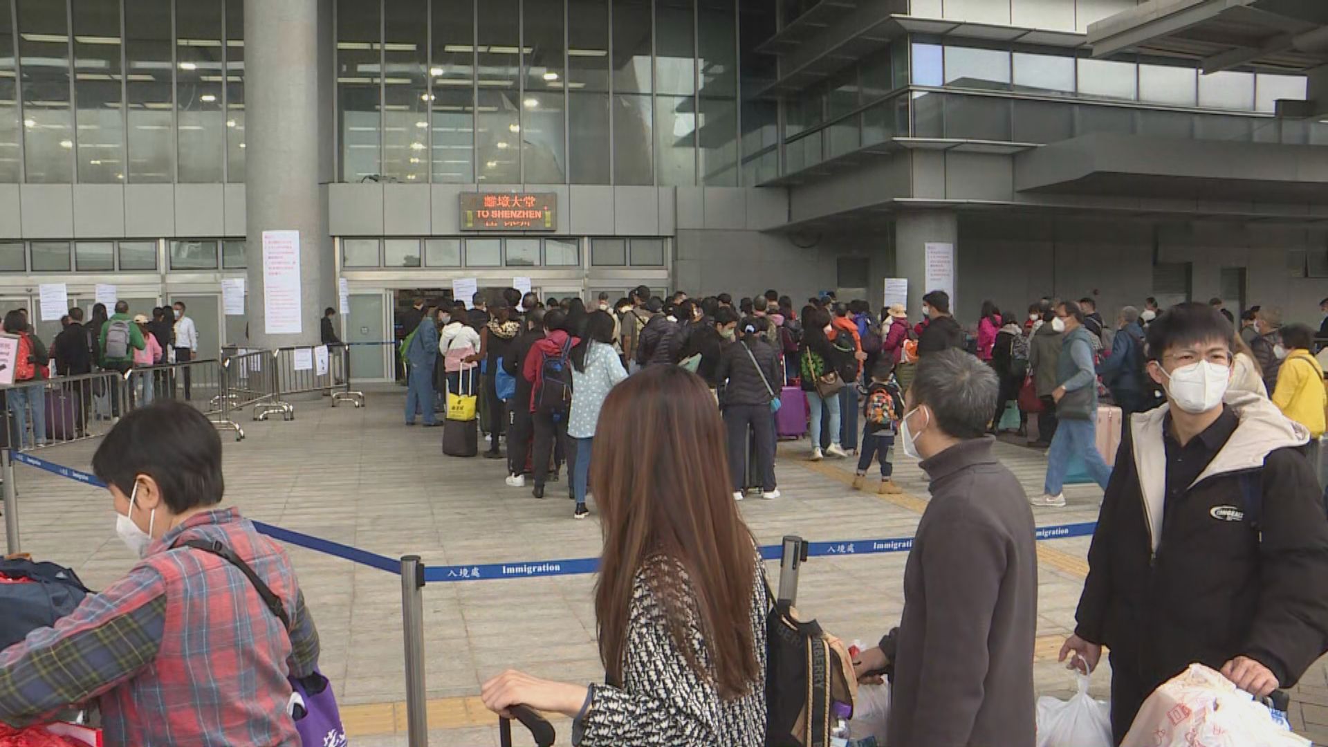 深圳灣口岸市民排隊等過關