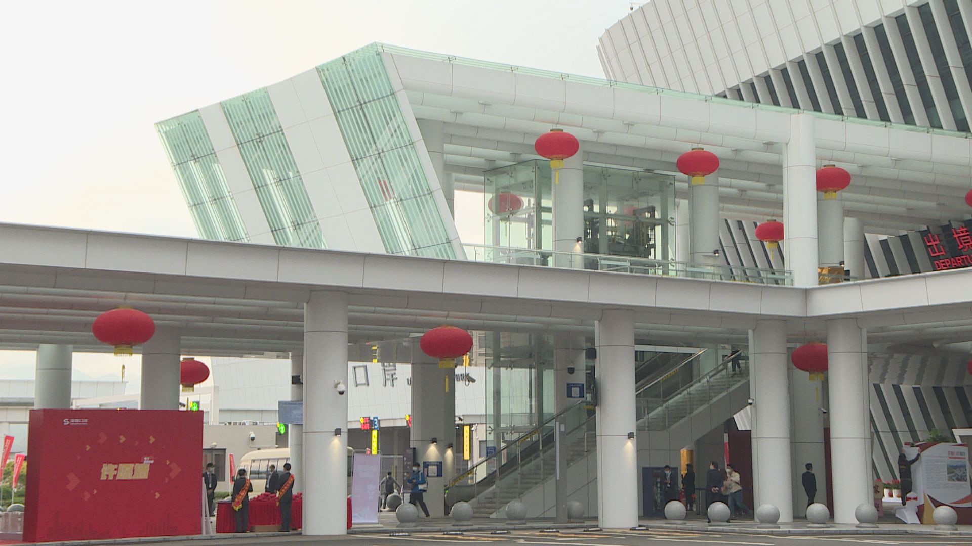 香園圍口岸停車場爆滿　運輸署籲市民搭公交前往