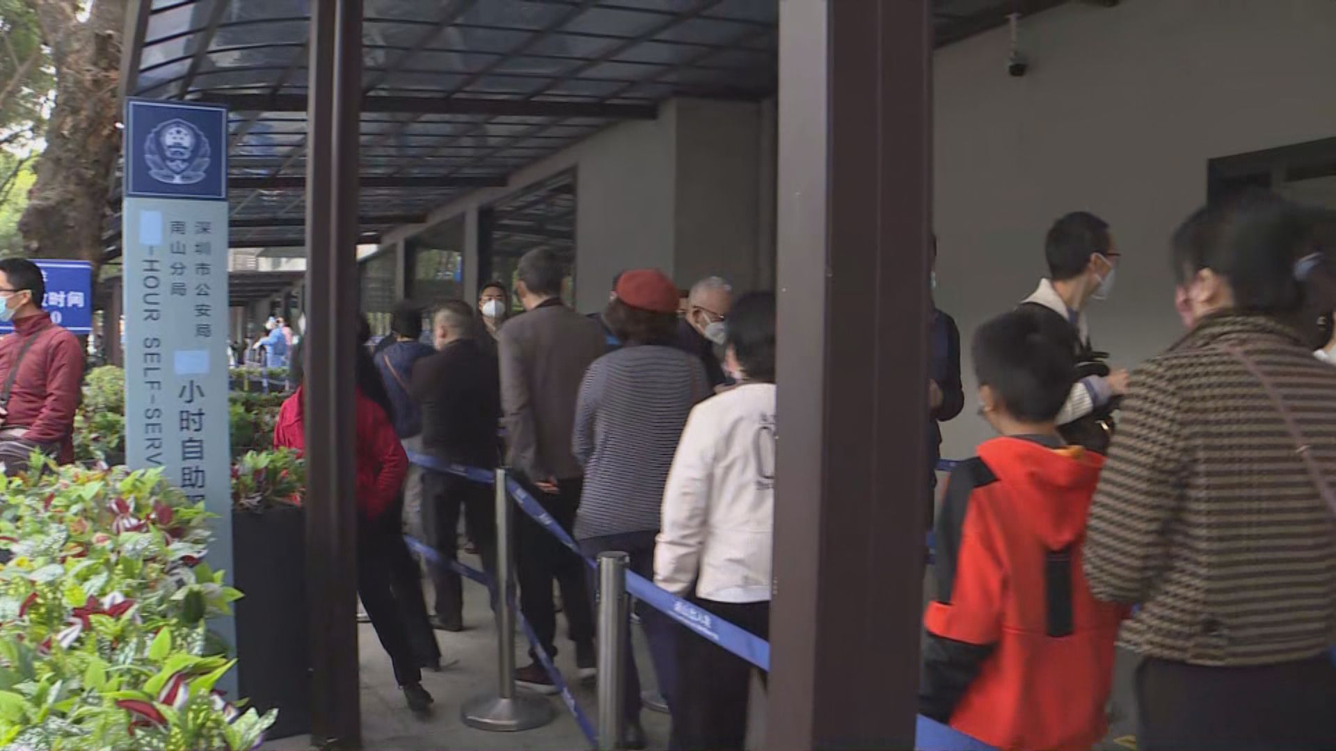 內地居民排隊辦赴港簽證　當地旅行社指核酸檢測安排帶來不便