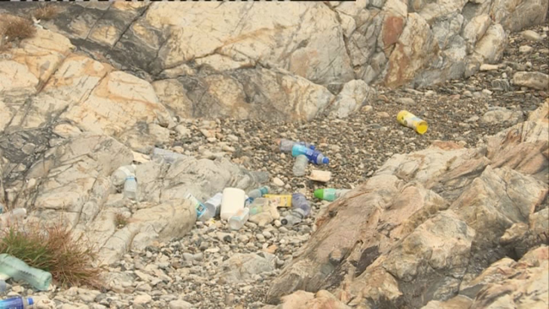 調查：本港沙灘廢棄膠樽四成屬內地品牌