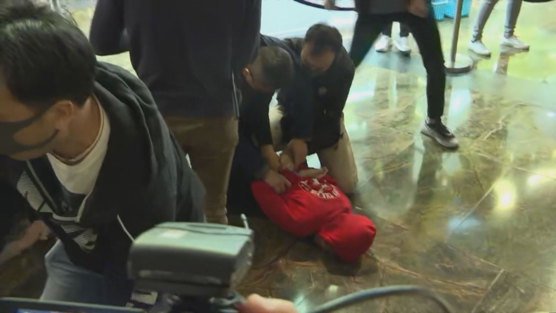 旺角朗豪坊有人聚集　便衣警制服至少一人