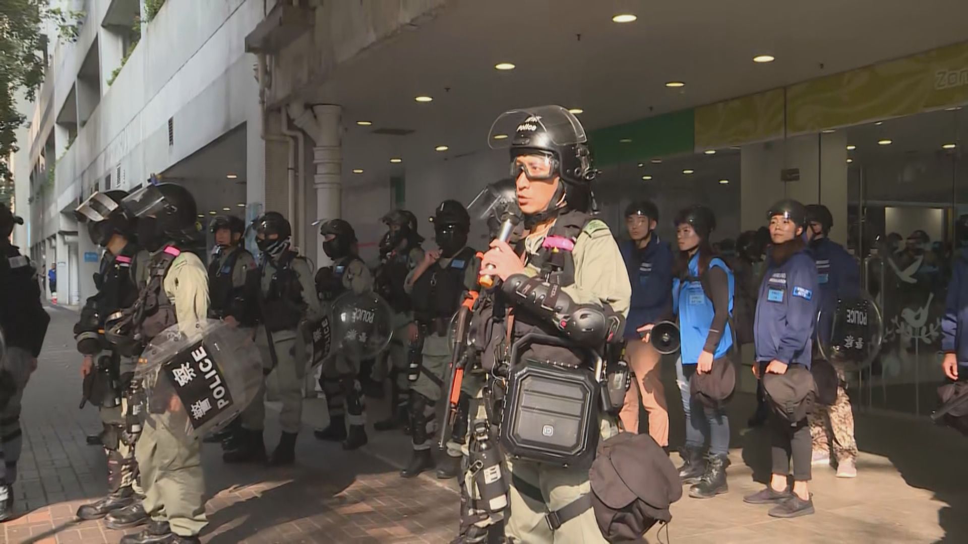 防暴警察進入大埔超級城驅散並制服多人