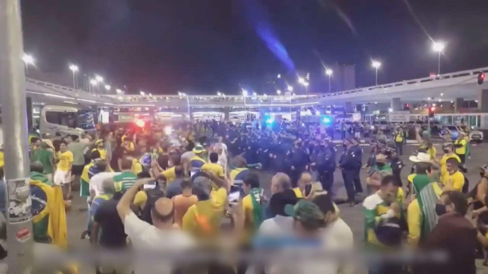 巴西總統支持者與警衝突　警用胡椒噴霧驅散