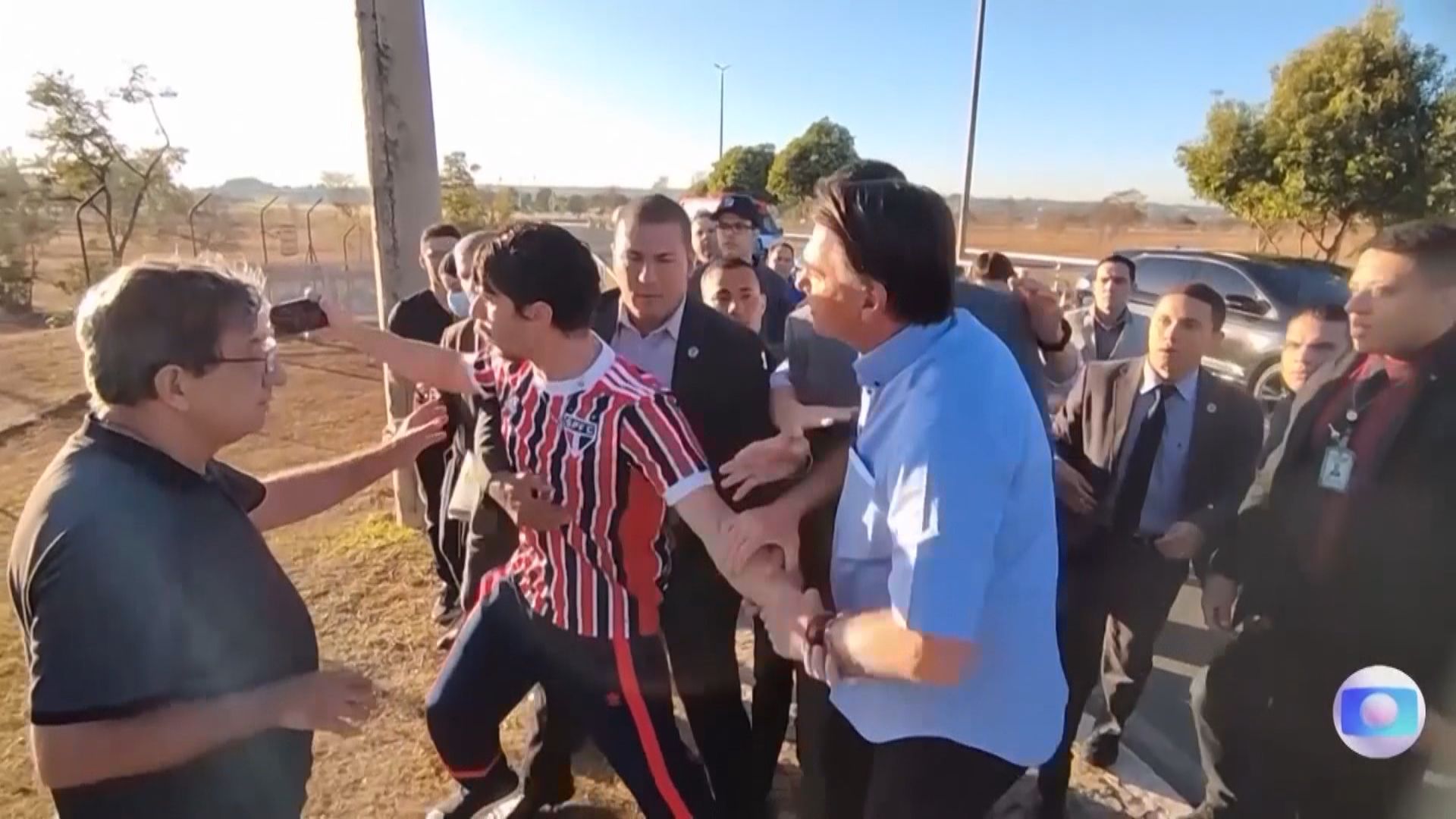 巴西總統博索納羅遭挑釁後試圖搶電話