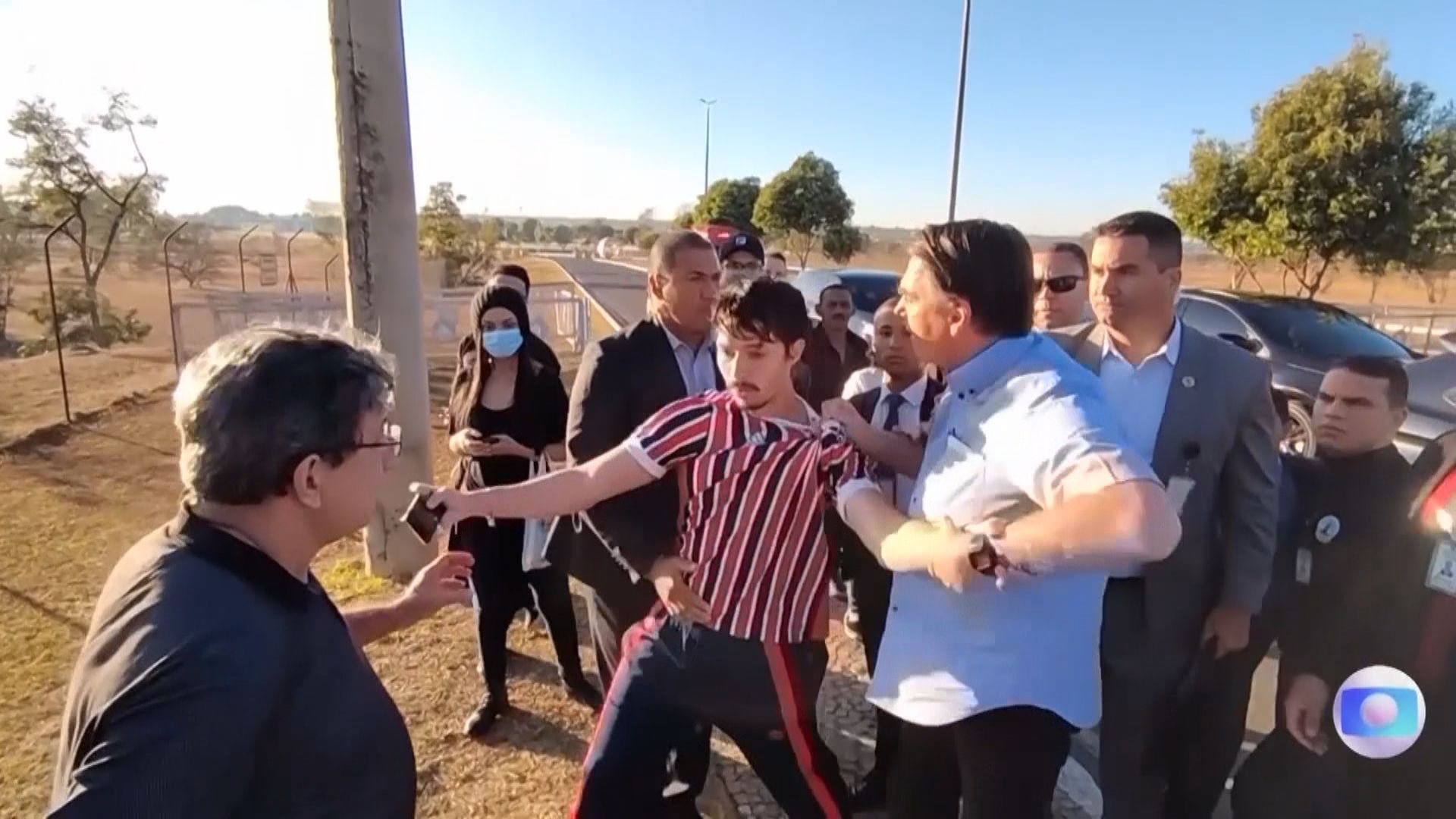 巴西總統博索納羅遭挑釁後試圖搶電話