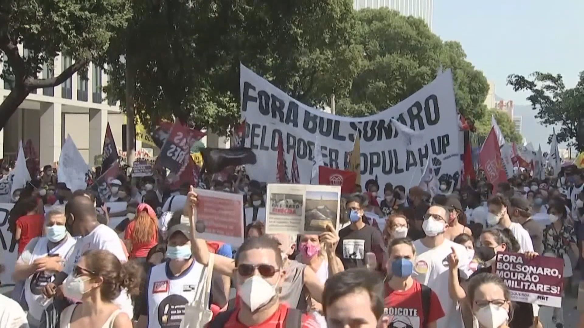 巴西多處有民眾抗議總統抗疫不力