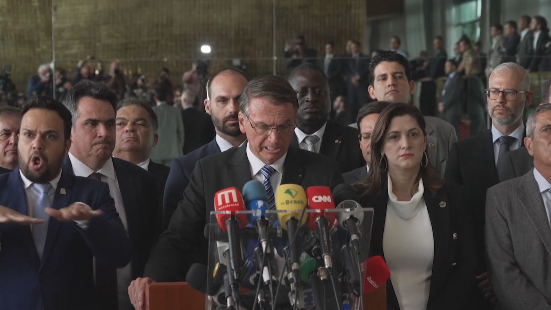 博索納羅持A-1簽證入境美國資格成疑