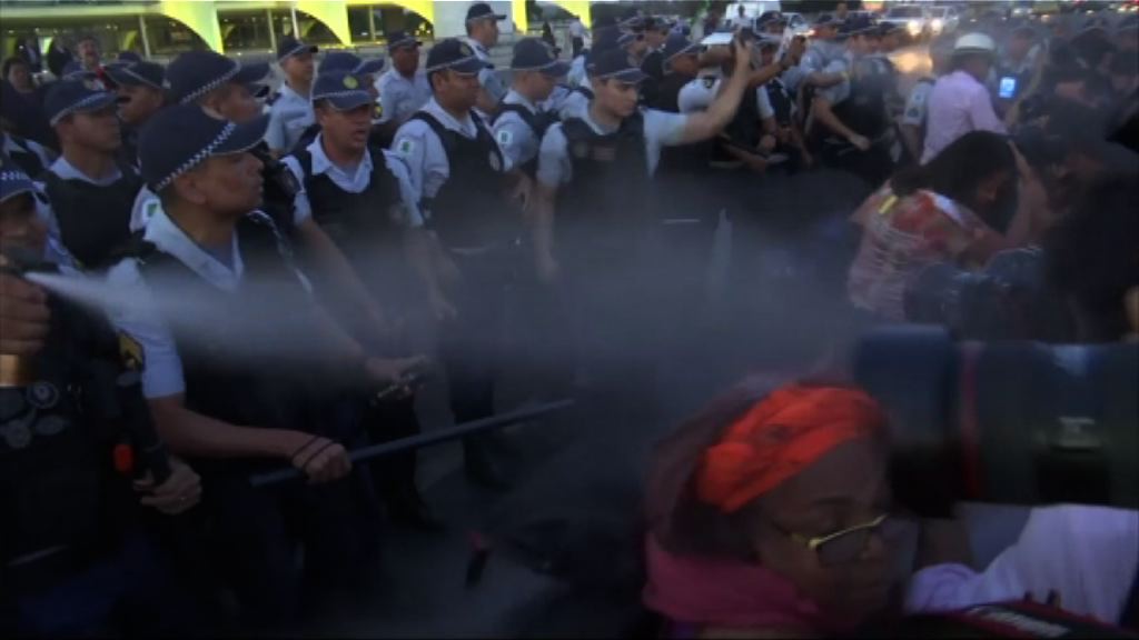 大批羅塞夫支持者示威反對彈劾