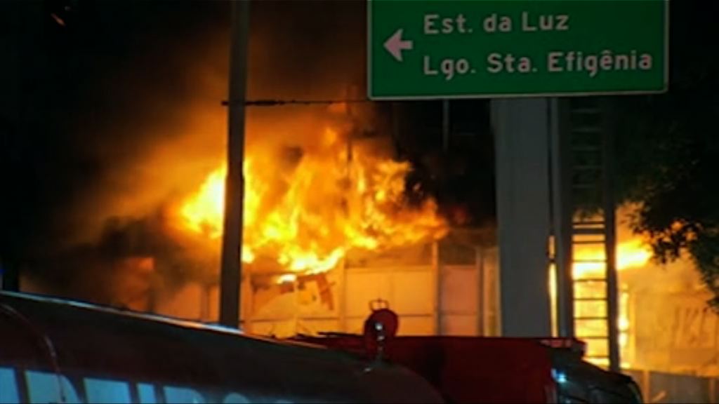 巴西聖保羅多層大樓起火倒塌