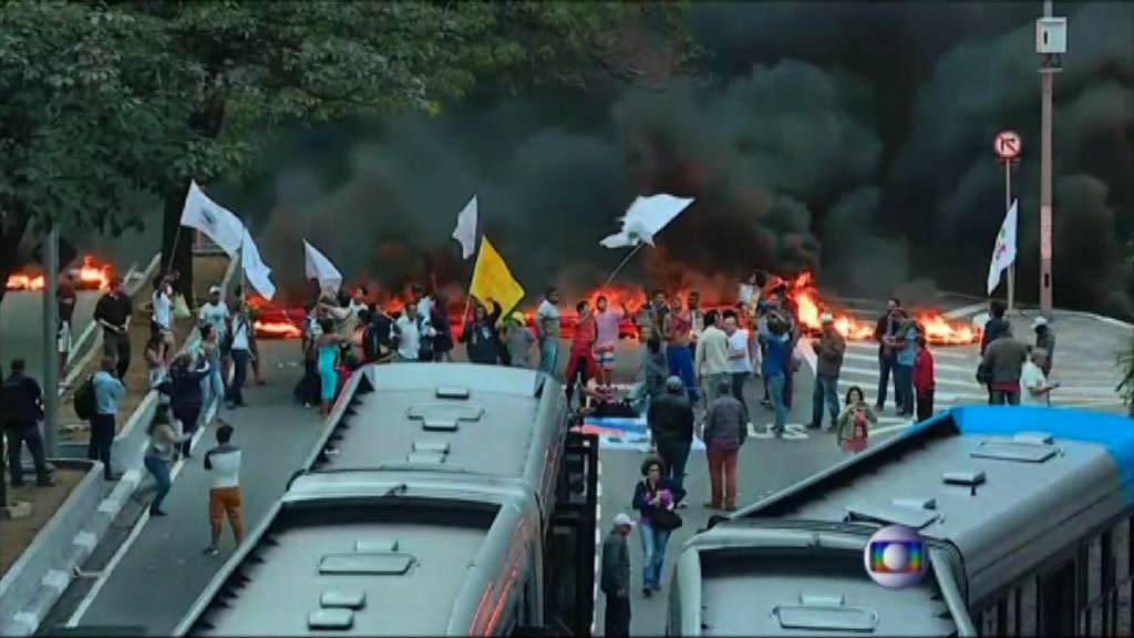 巴西多地示威支持羅塞夫