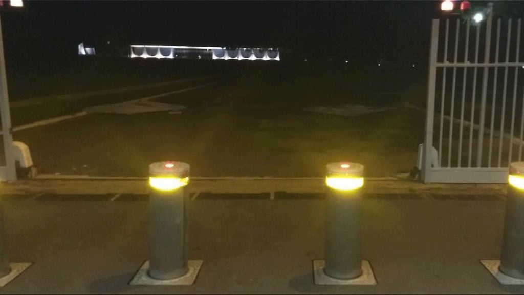 巴西總統府閘門被車撞毀一人被捕