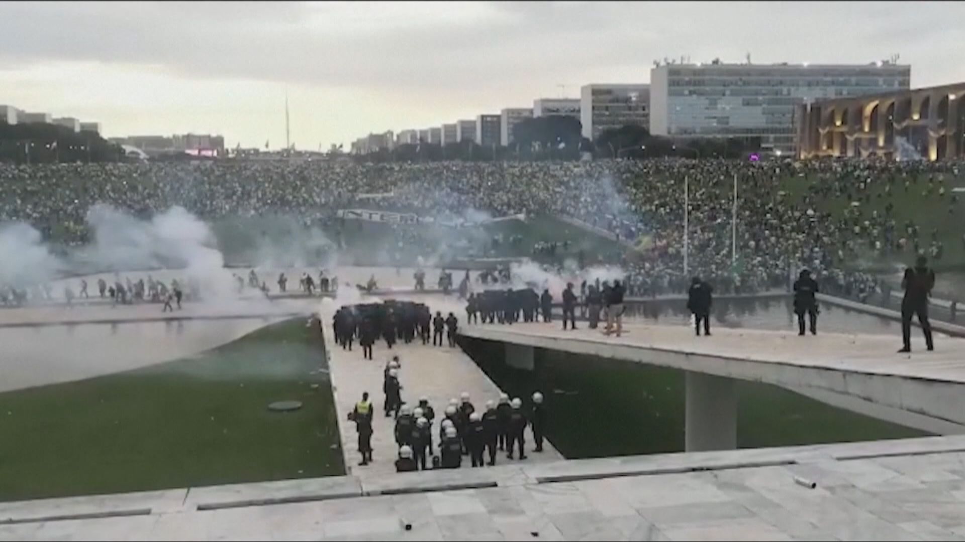 博索納羅支持者衝擊巴西國會等建築物　博索納羅批越線