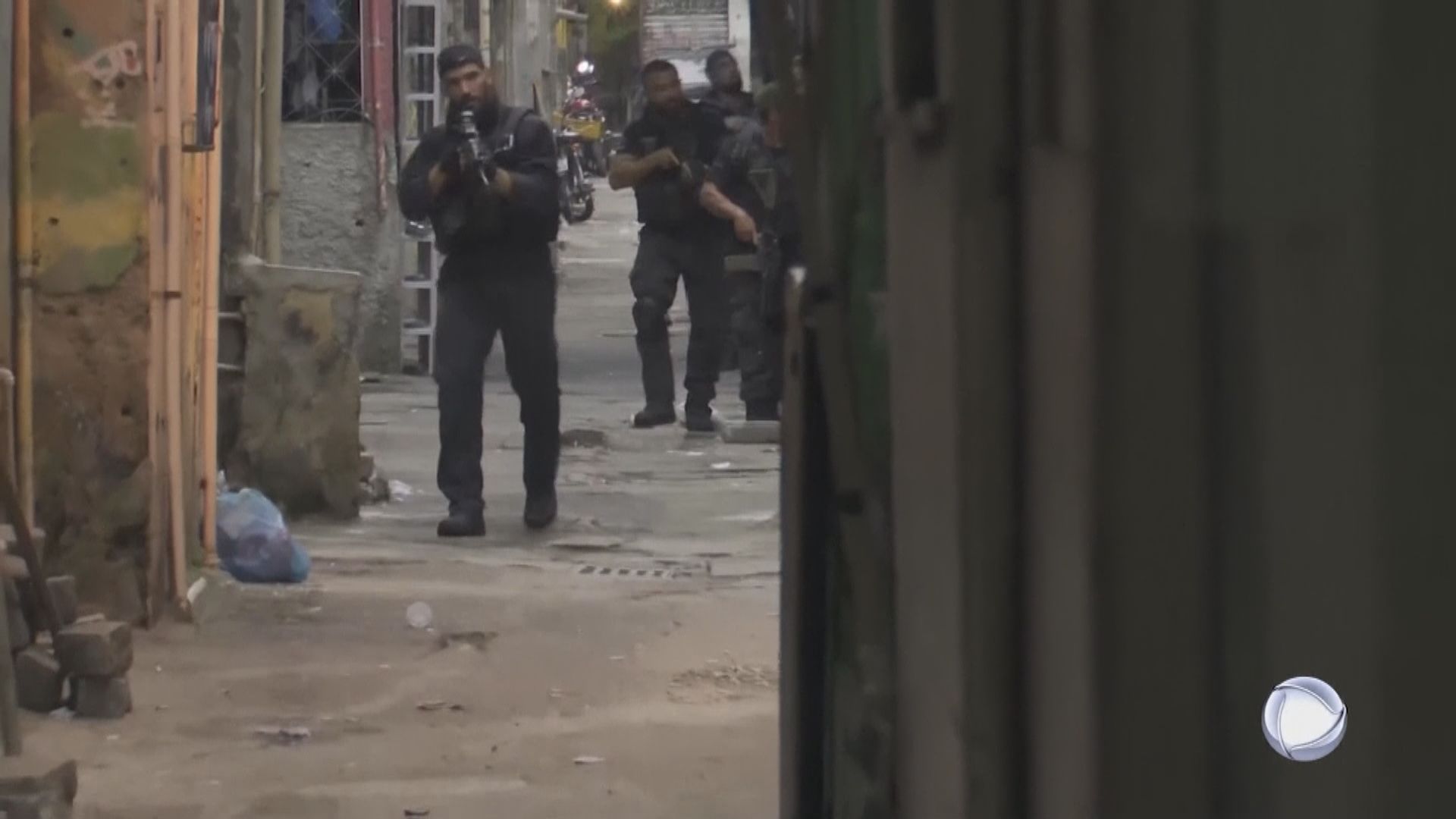 巴西里約警方與黑幫槍戰　至少25人死亡包括一警