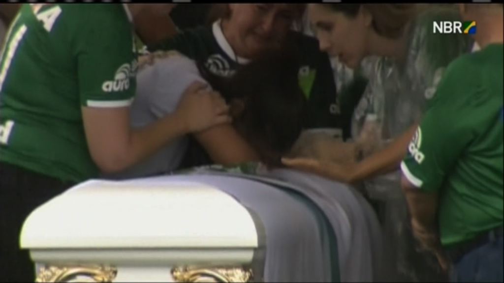 空難球員靈柩移送主球場舉行悼念儀式