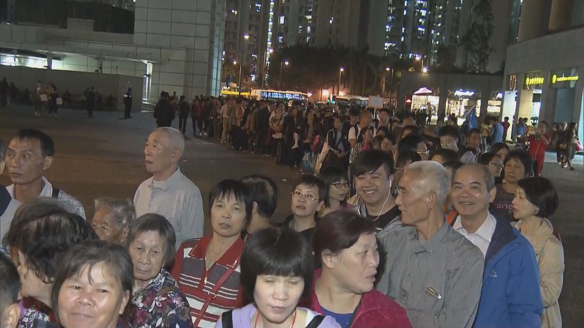東涌巴士站大排長龍內地旅客等車往大橋口岸