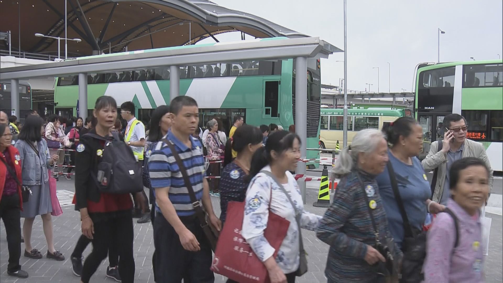 政府放寬旅遊巴申請到香港口岸上客