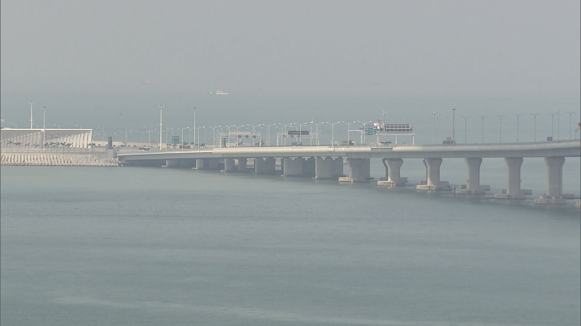 港珠澳大橋「港車北上」明年實施　車輛須持兩地牌及買內地強制保險