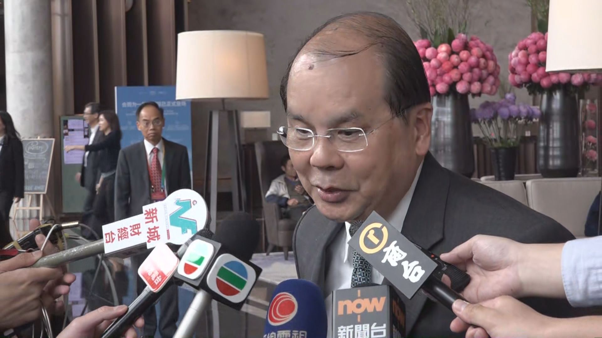 張建宗：林鄭月娥是萬綠叢中一點紅