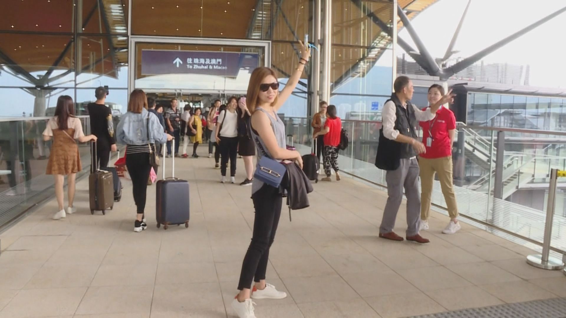 港珠澳大橋通車首周末　有不少旅客選用來港