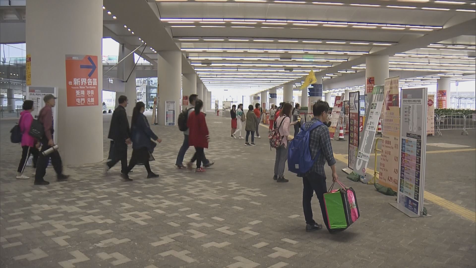 港珠澳大橋香港口岸巴士站早上秩序良好