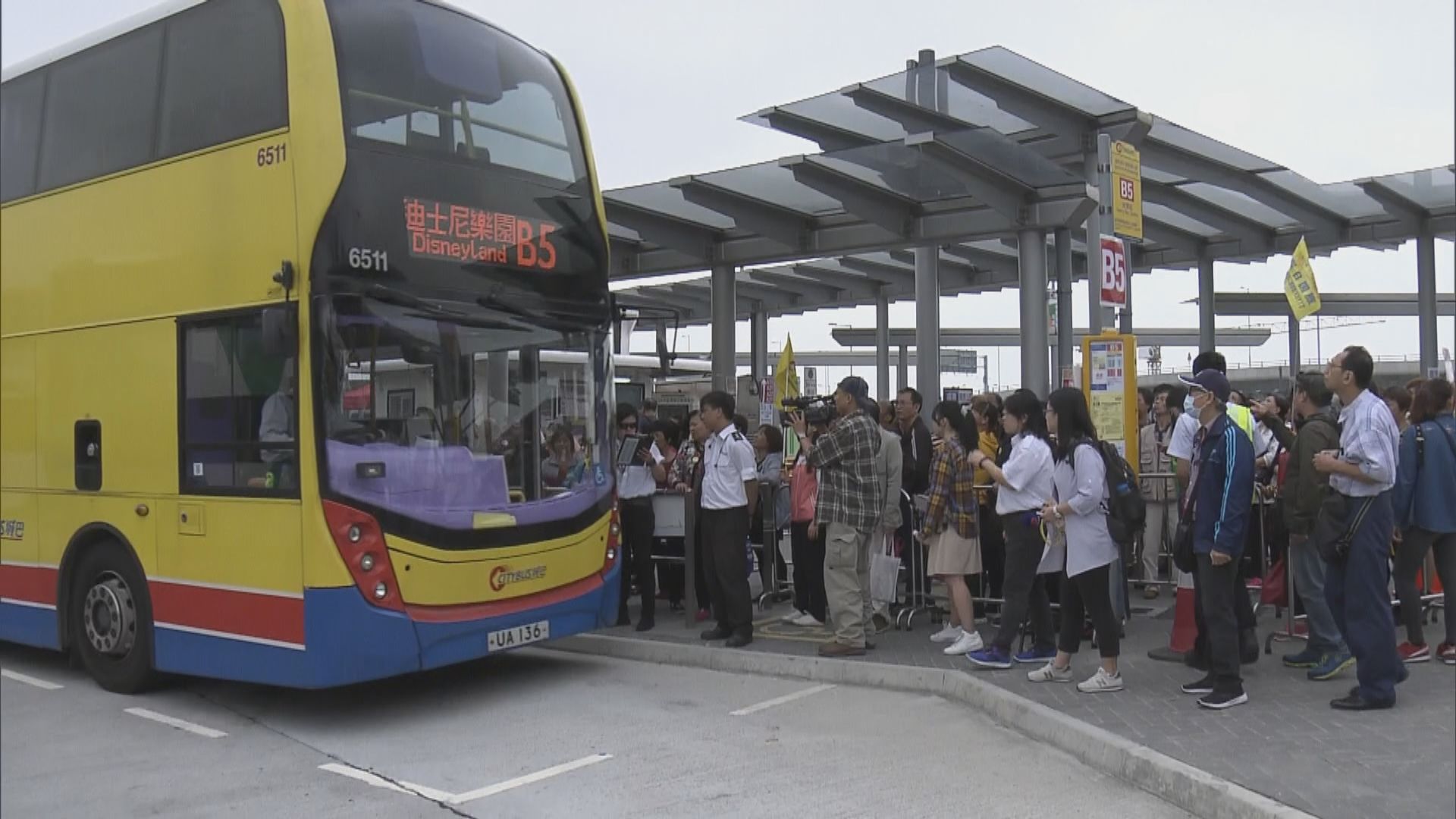 內地團乘專營巴士出市區　大橋巴士站現人龍