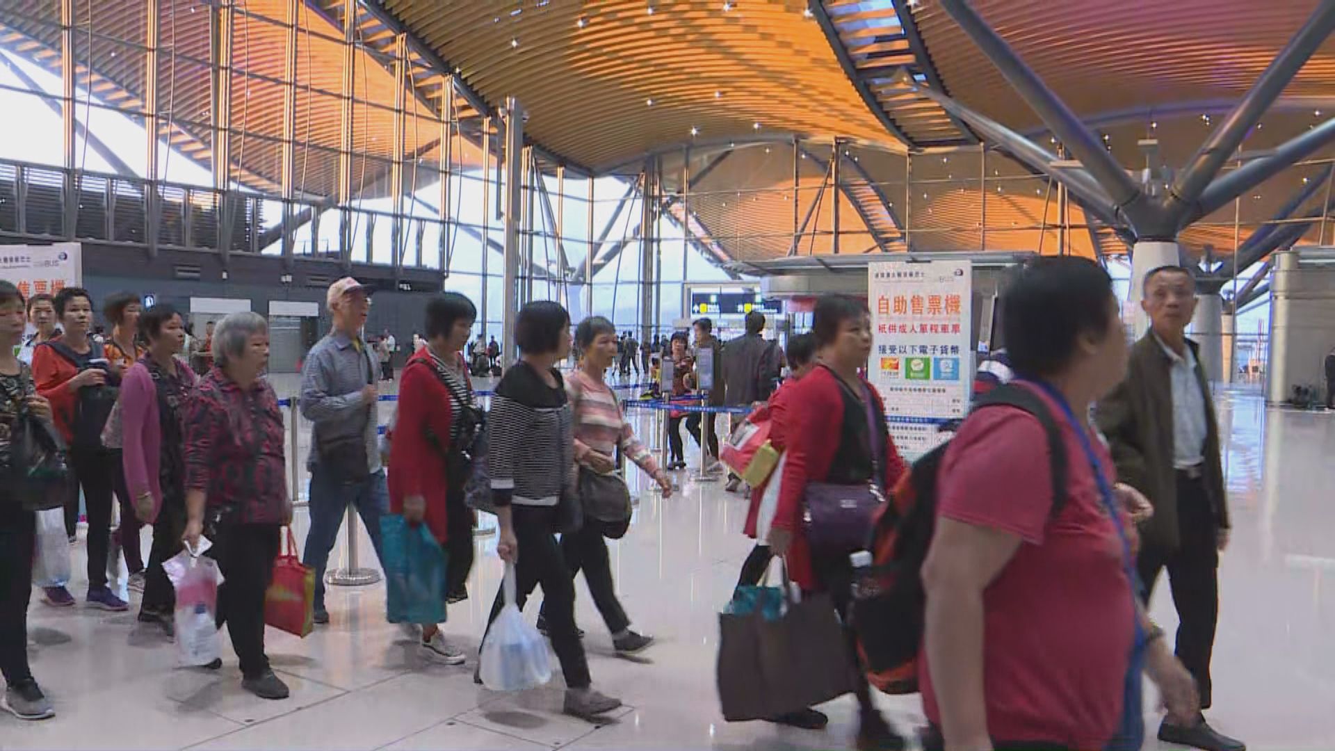 旅客陸續返回珠海　大橋金巴站現等車人龍