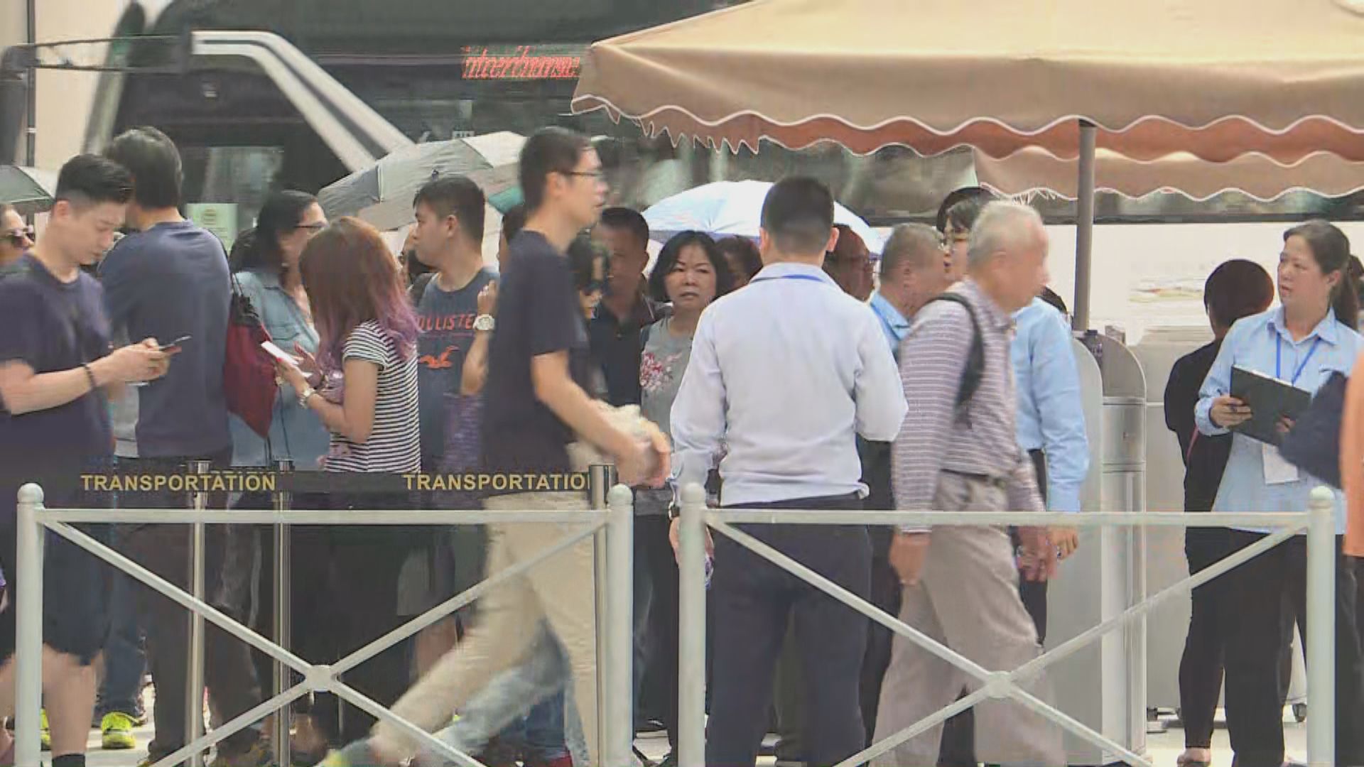 澳門邊檢大樓乏交通配套　旅客要大排長龍