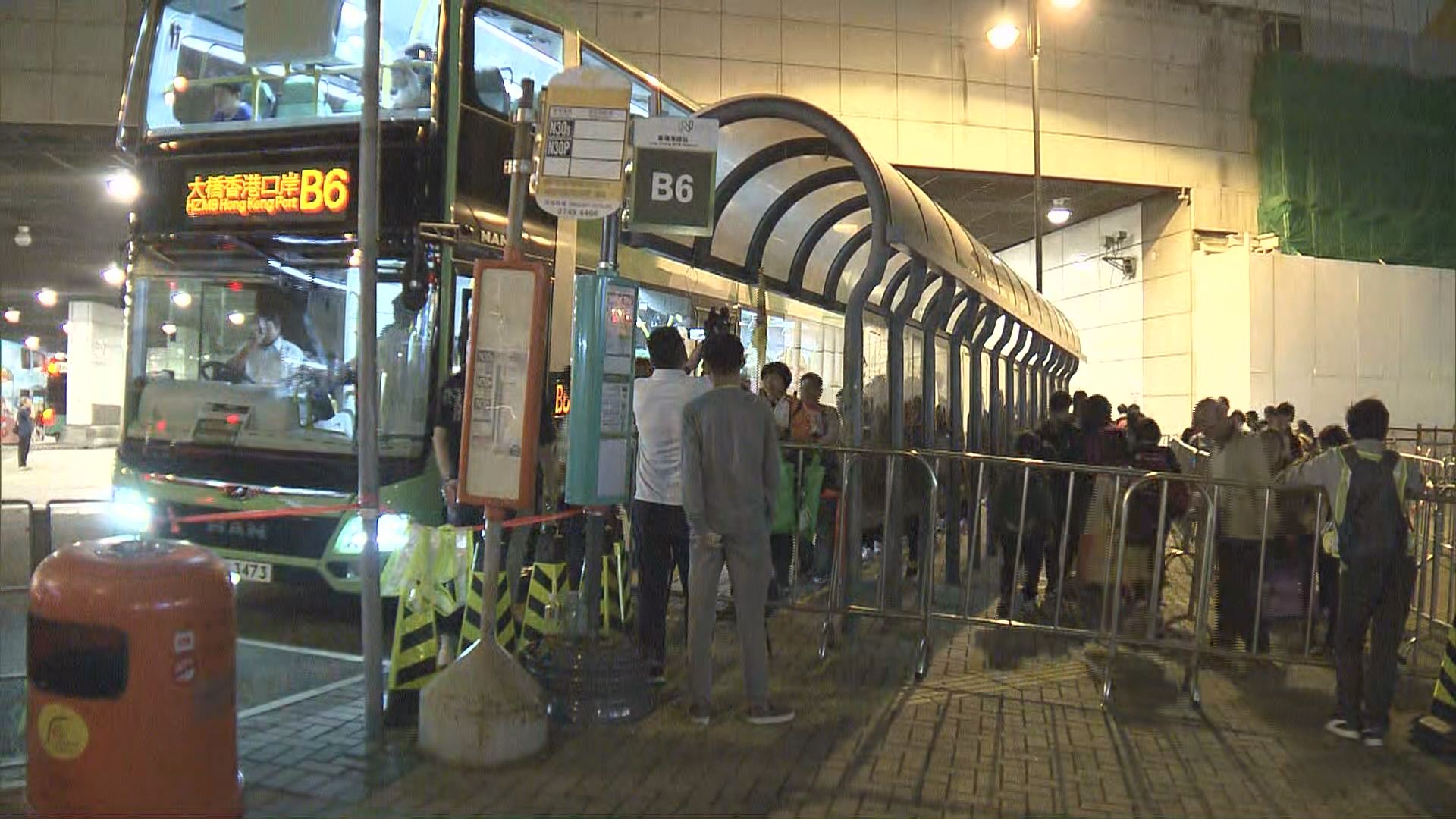東涌B6巴士站晚上人流較上周少