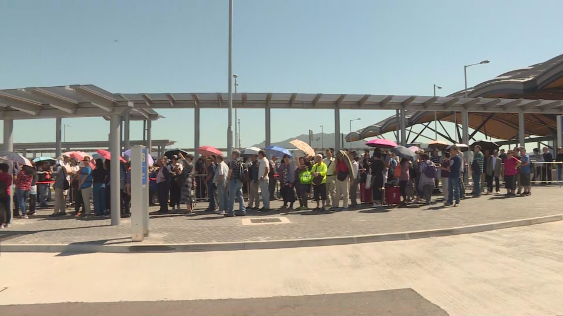 政府關注港珠澳大橋穿梭巴士大排長龍