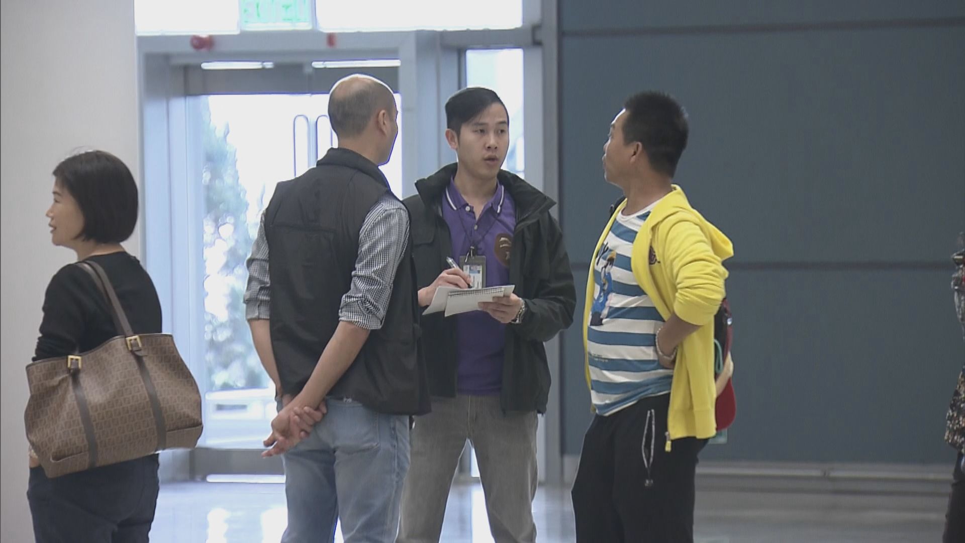 警方派員到口岸查閱內地領隊證件