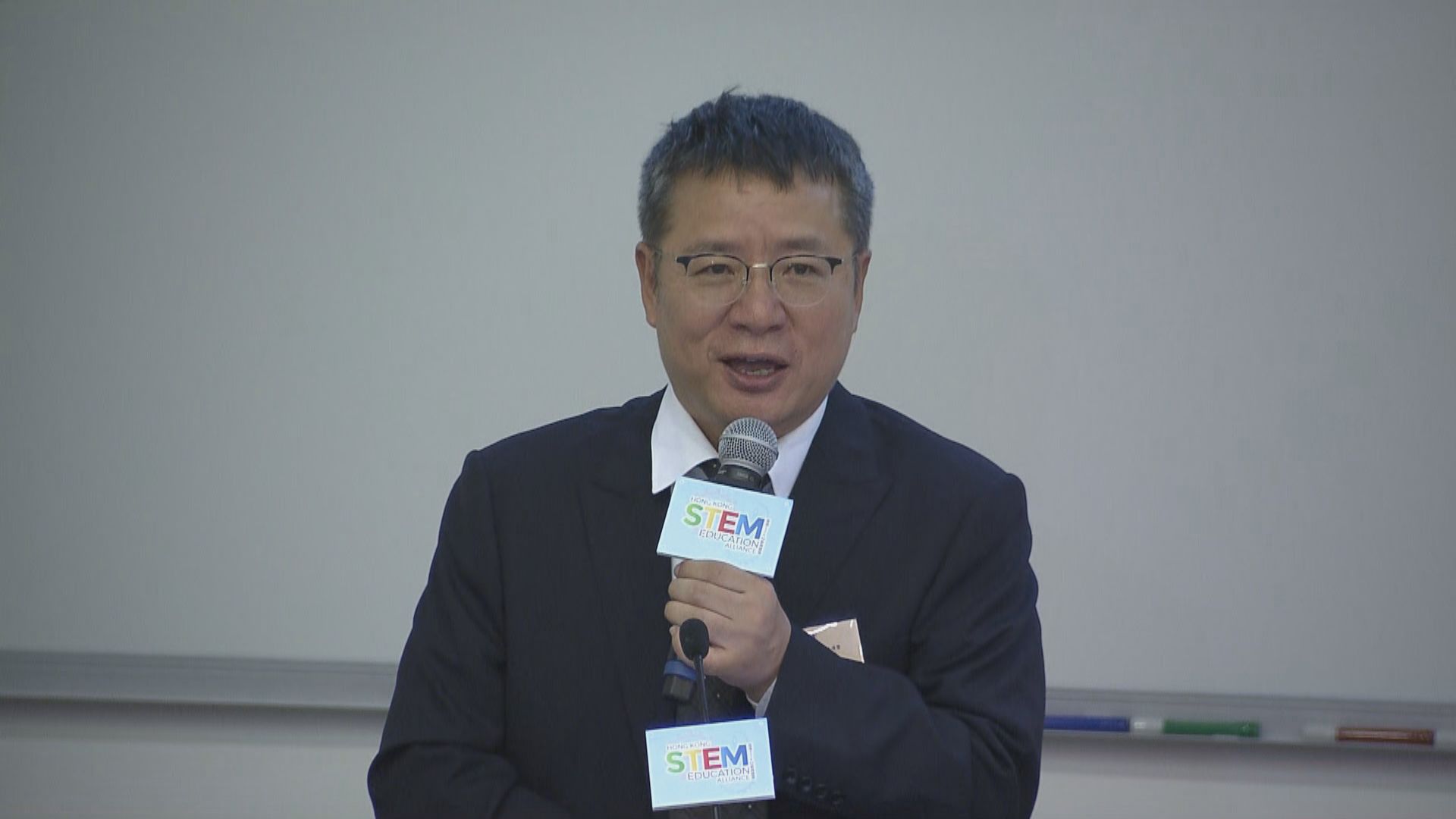 韋東慶：港珠澳大橋工程有不少保護海豚措施