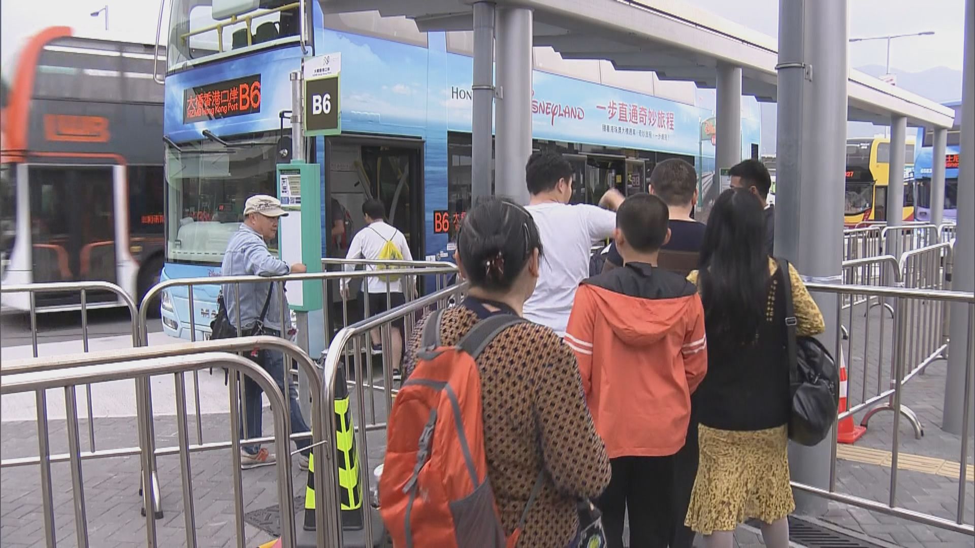 有旅客不滿跟團到大橋口岸要乘巴士