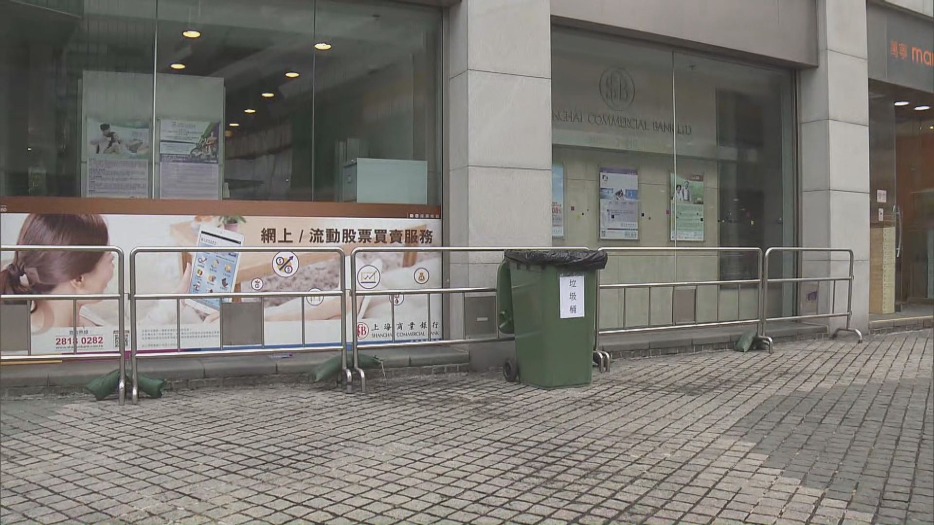 東涌店舖櫥窗外放鐵馬防旅客隨意坐