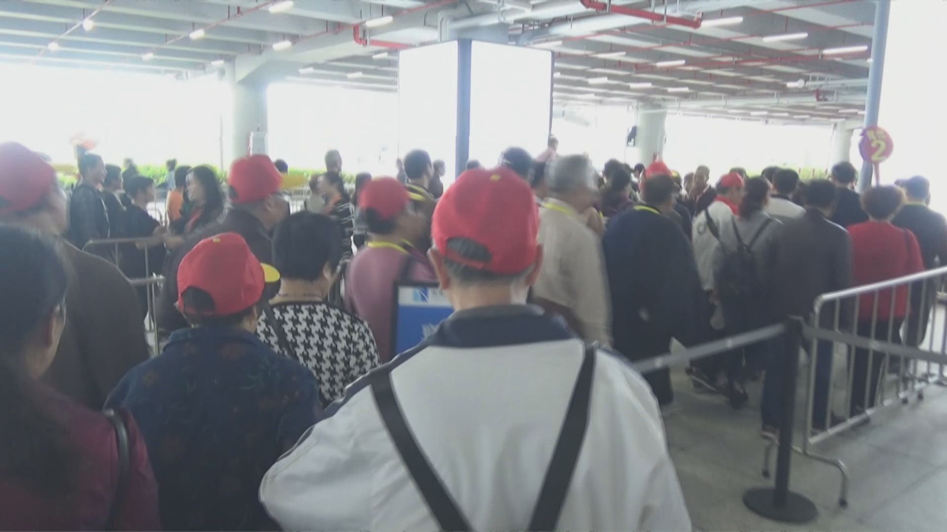 珠海口岸旅行團排隊乘金巴到港