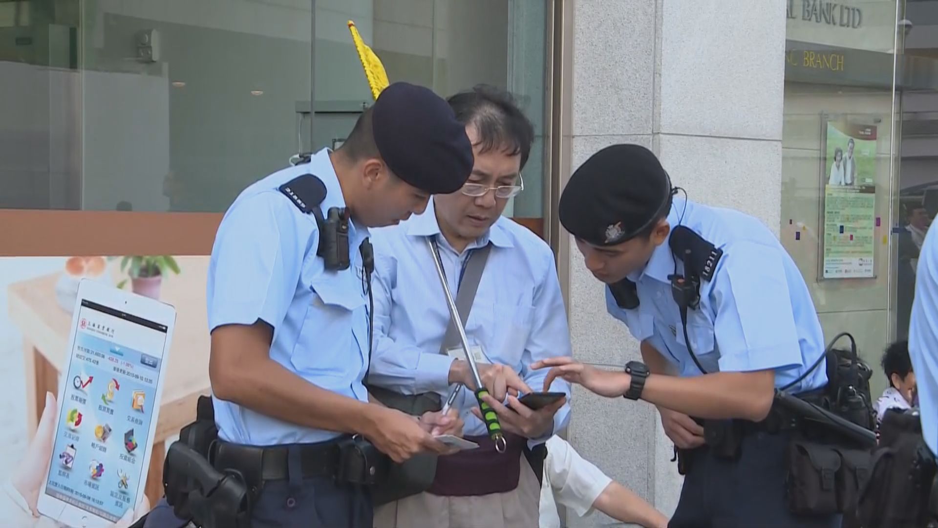 警方正就內地領隊在港的行為尋求法律意見