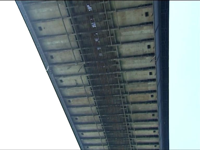 從汲水門橋損痕見涉事船由北往南駛