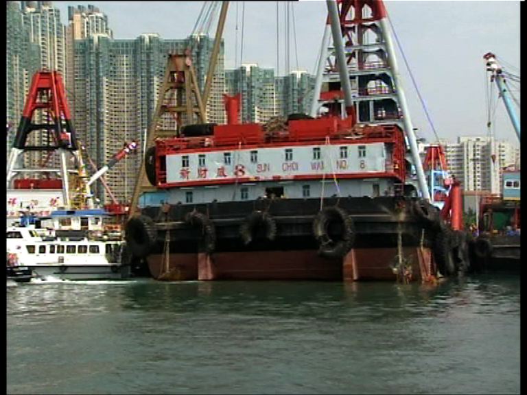 警拘拖船船長等三人涉刑事毀壞