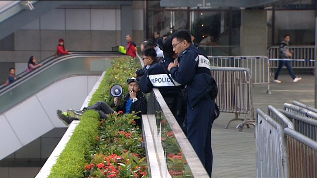 男子政總天橋外危坐　不滿被拖工資